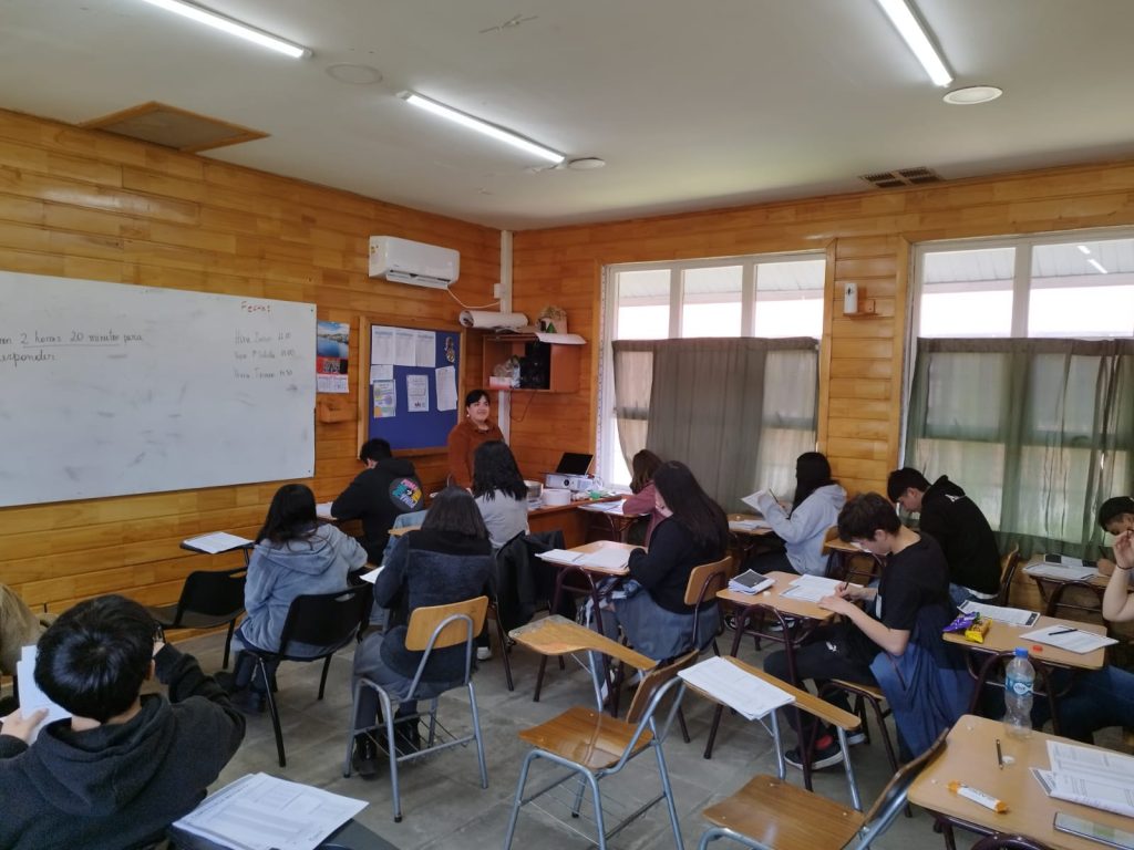 Estudiantes rindiendo PAES